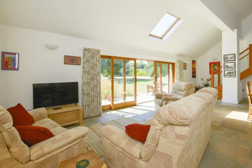 THE OLD PARLOUR, pet friendly, with a garden in Sampford Courtenay