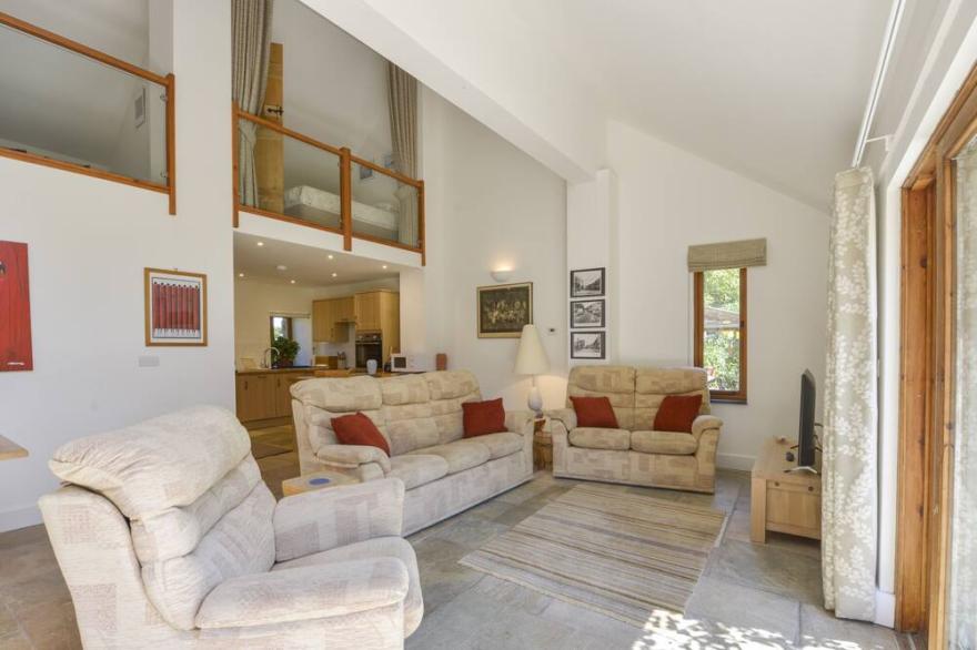 THE OLD PARLOUR, pet friendly, with a garden in Sampford Courtenay