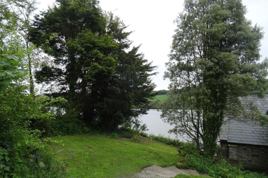 THE BOAT HOUSE, pet friendly, with a garden in St Winnow