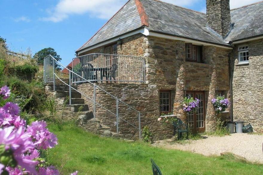 EAST BICKLEIGH, pet friendly, character holiday cottage in Halwell