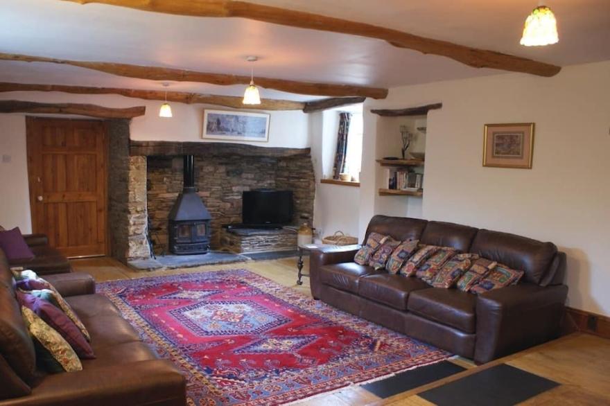 EAST BICKLEIGH, pet friendly, character holiday cottage in Halwell