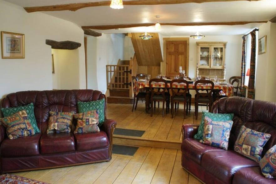 EAST BICKLEIGH, pet friendly, character holiday cottage in Halwell