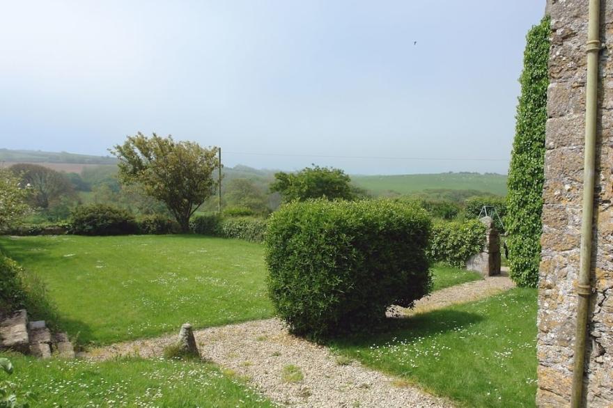 TRESUNGERS COTTAGE, pet friendly, with open fire in St Endellion