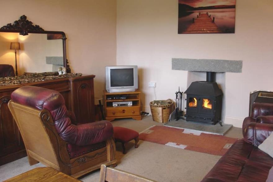 TRESUNGERS COTTAGE, pet friendly, with open fire in St Endellion