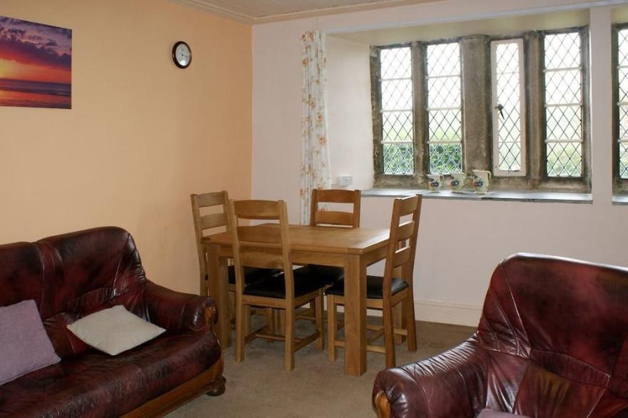 TRESUNGERS COTTAGE, pet friendly, with open fire in St Endellion