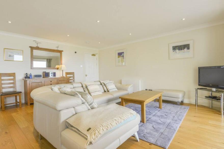 19 BURGH ISLAND CAUSEWAY, family friendly in Bigbury-On-Sea