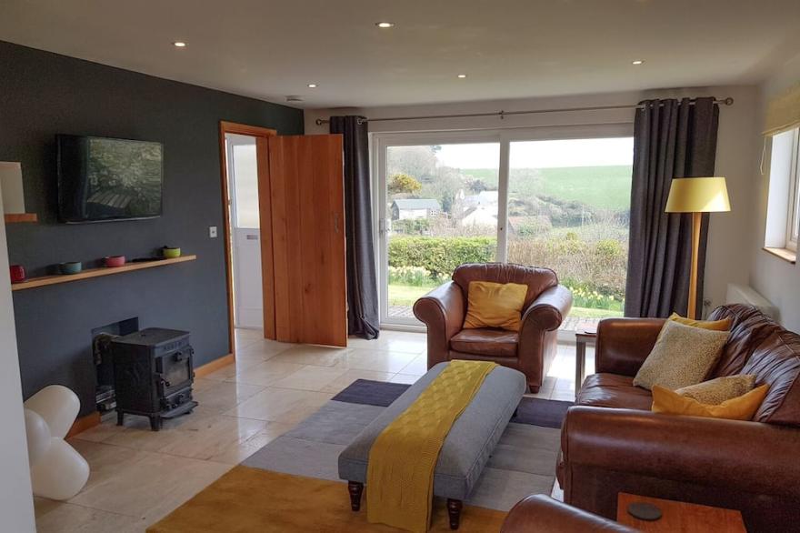 ORCHARD VIEW, family friendly, with open fire in Kellaton