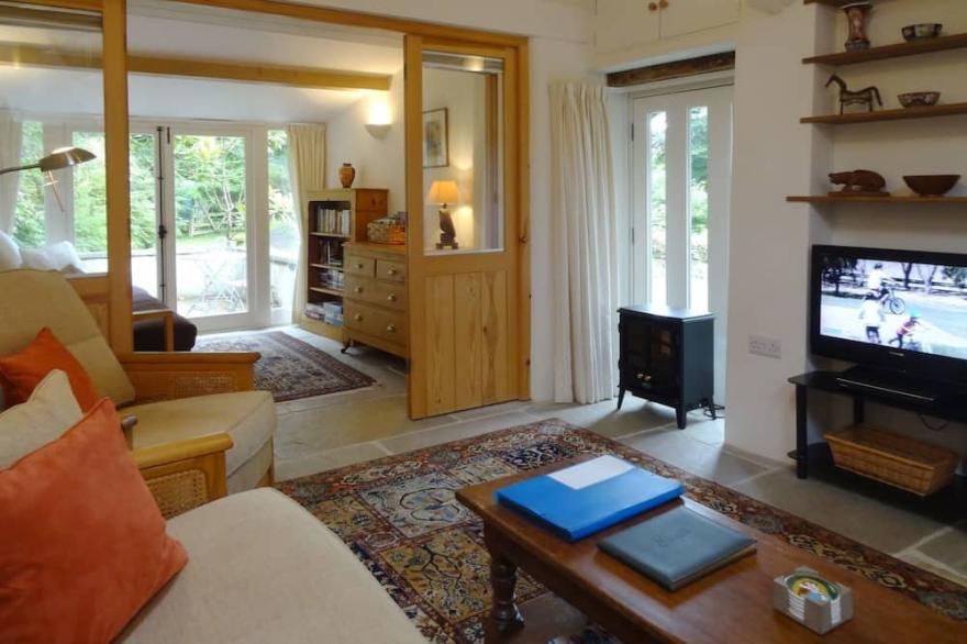 BURHAM BARN, romantic, luxury holiday cottage in Dousland