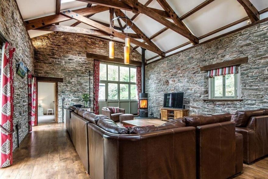 MILL BARN, pet friendly, luxury holiday cottage in Woolston, Devon
