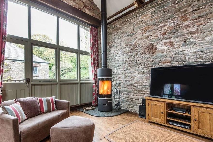 MILL BARN, pet friendly, luxury holiday cottage in Woolston, Devon