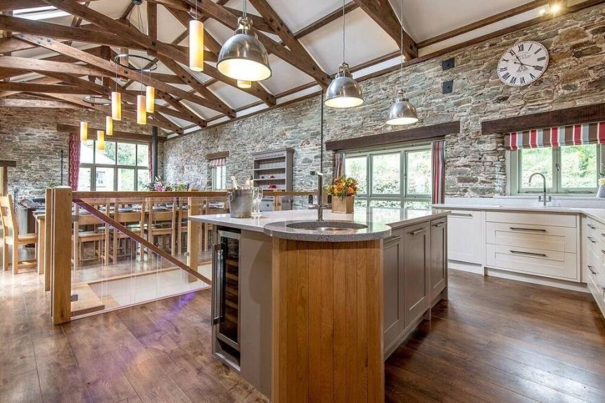 MILL BARN, pet friendly, luxury holiday cottage in Woolston, Devon