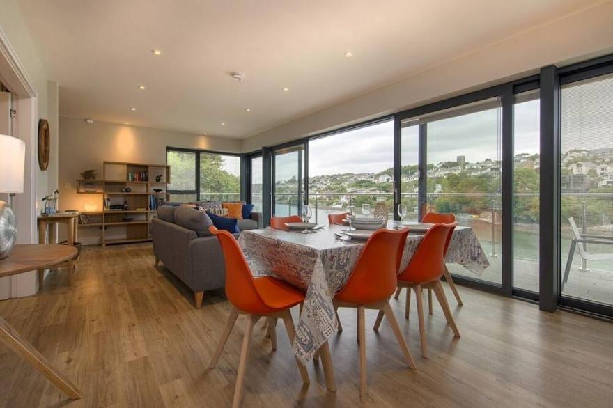JUNKET STUDIO, pet friendly, luxury holiday cottage in Noss Mayo