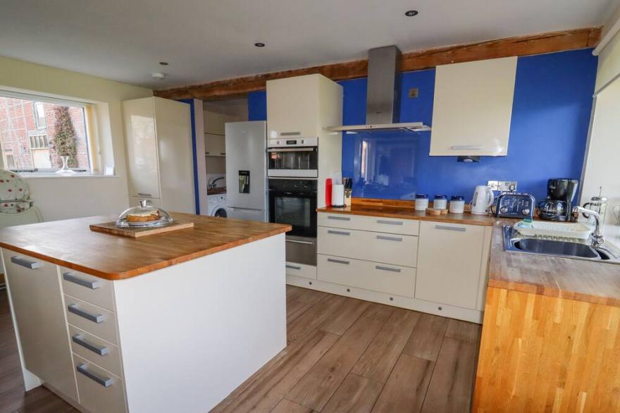 THE OAKS, family friendly, luxury holiday cottage in Cockshutt