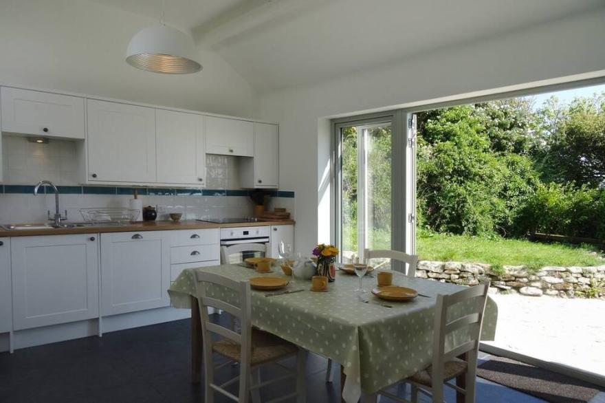 THE STUDIO, pet friendly, with open fire in Rinsey Cove