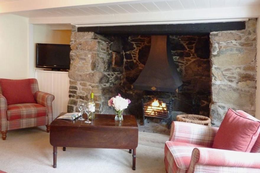 APRIL COTTAGE, pet friendly, country holiday cottage in Coverack