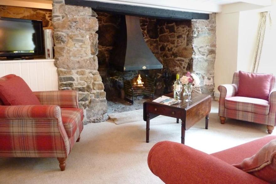 APRIL COTTAGE, pet friendly, country holiday cottage in Coverack