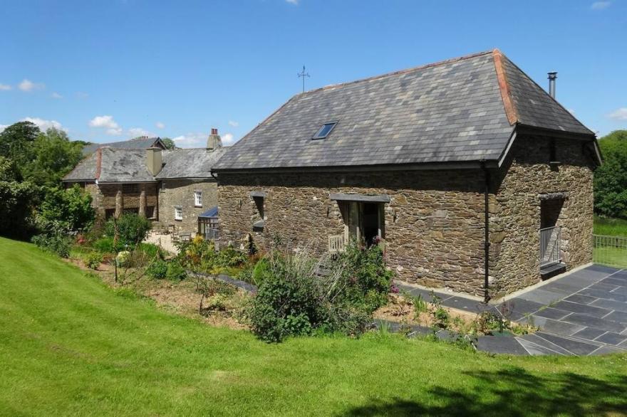 SWALLOWS REACH, pet friendly, luxury holiday cottage in Halwell
