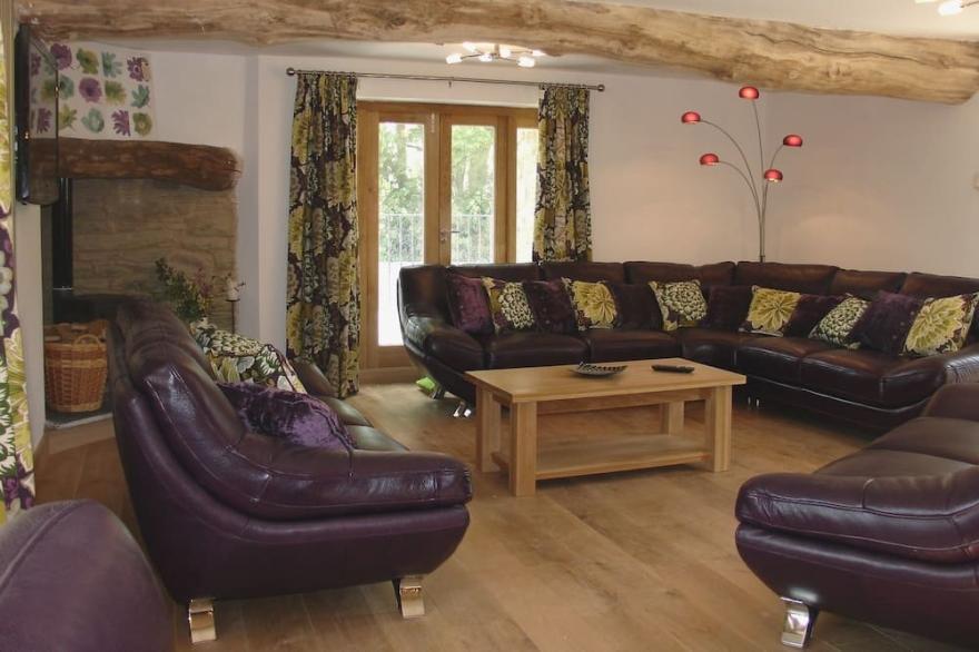 SWALLOWS REACH, pet friendly, luxury holiday cottage in Halwell