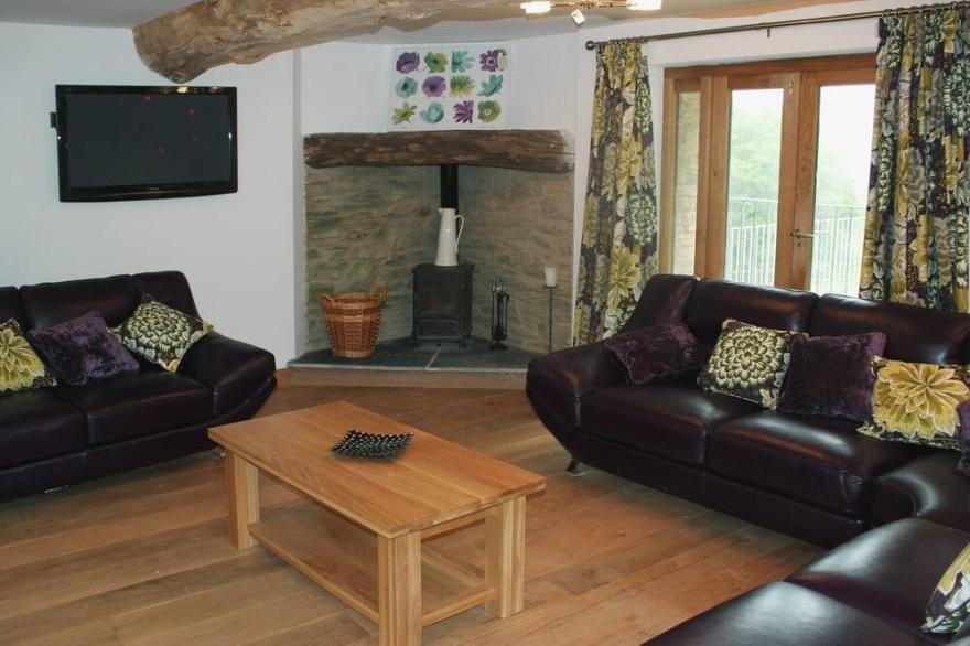 SWALLOWS REACH, pet friendly, luxury holiday cottage in Halwell