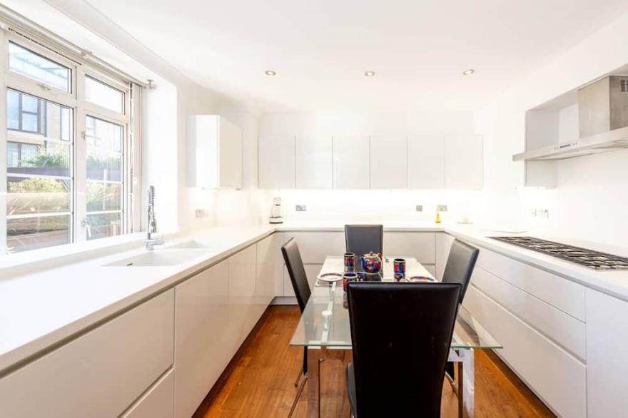 Big Hyde Park flat with outside space