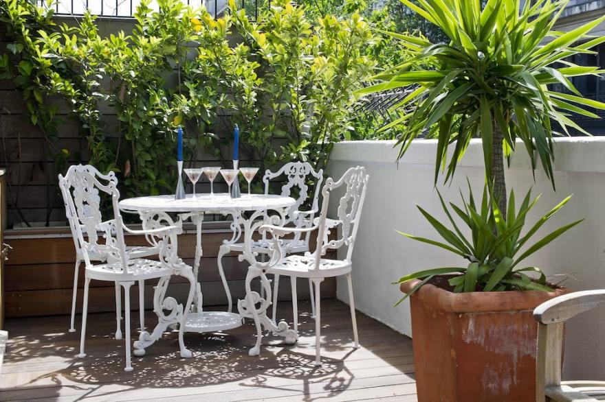 Big Hyde Park flat with outside space
