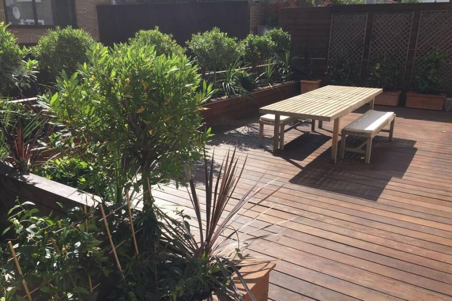 Big Hyde Park flat with outside space