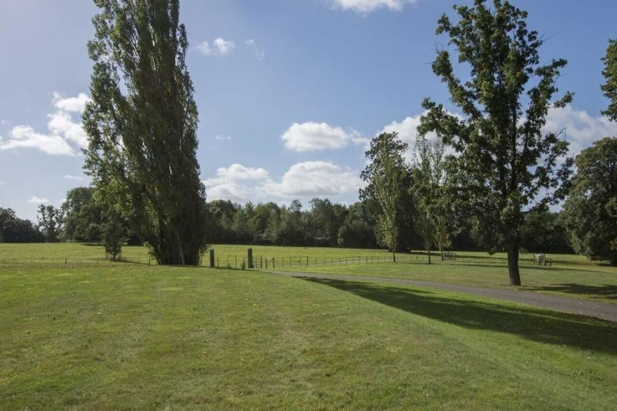 HAYLOFT, family friendly, luxury holiday cottage in Talaton