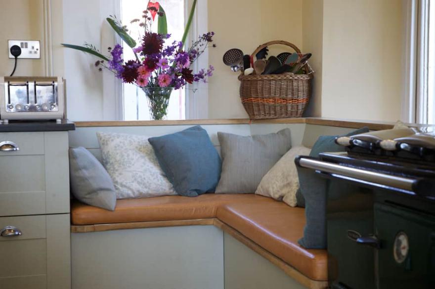 Devon Holiday Home with large garden, hot tub, Sleeps 9. Dartmoor. England