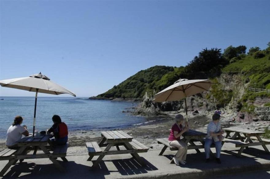 Beautiful holiday home, just a walk away from Talland beach...
