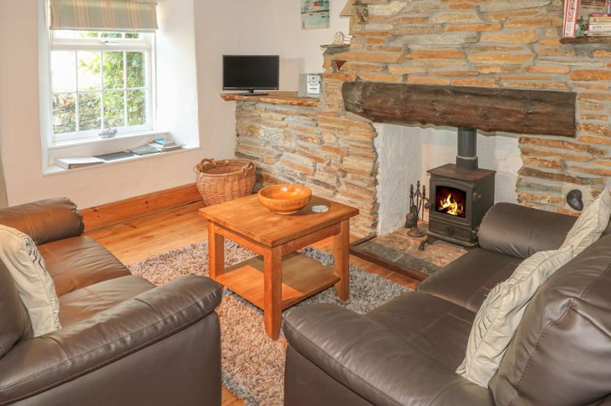 FUCHSIA COTTAGE, pet friendly, with open fire in Boscastle