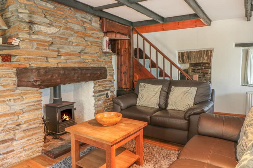 FUCHSIA COTTAGE, pet friendly, with open fire in Boscastle