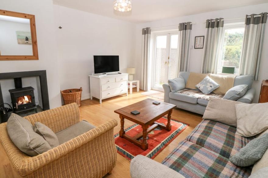 BWTHYN GWYN BACH, pet friendly, with open fire in Morfa Nefyn