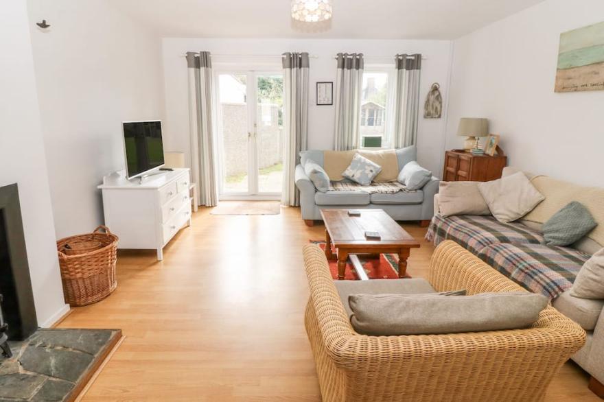 BWTHYN GWYN BACH, pet friendly, with open fire in Morfa Nefyn