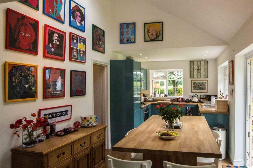 Lovely sunny bungalow near Rock, large secure garden, delightful modern interior