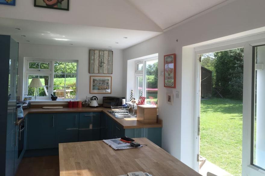 Lovely sunny bungalow near Rock, large secure garden, delightful modern interior