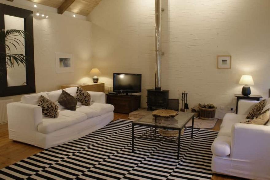 THE BARN, family friendly, luxury holiday cottage in Aveton Gifford