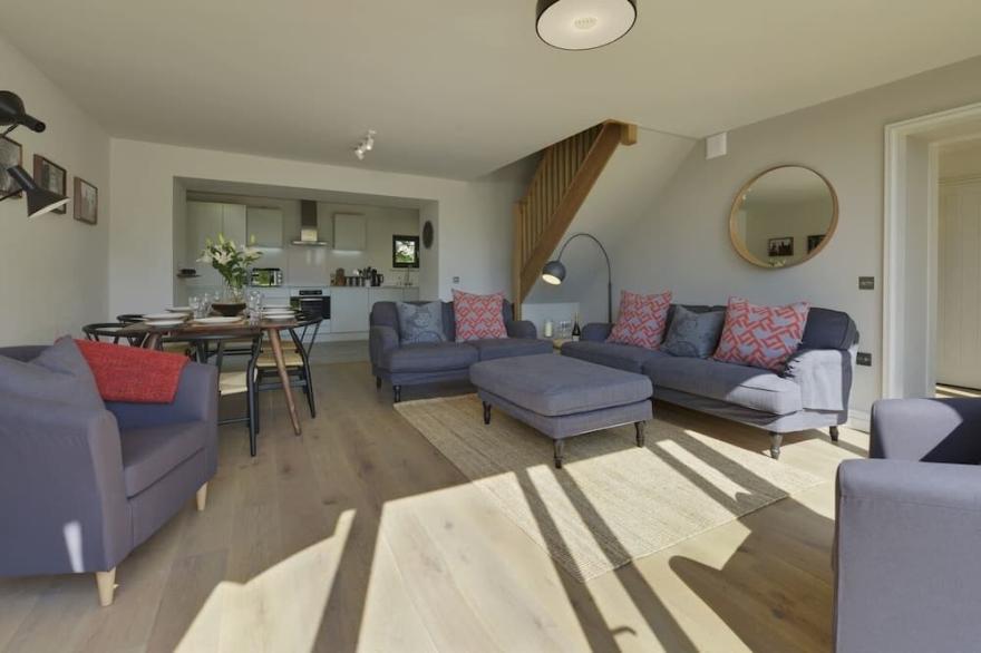 BARLEY HOUSE, pet friendly, luxury holiday cottage in Talaton