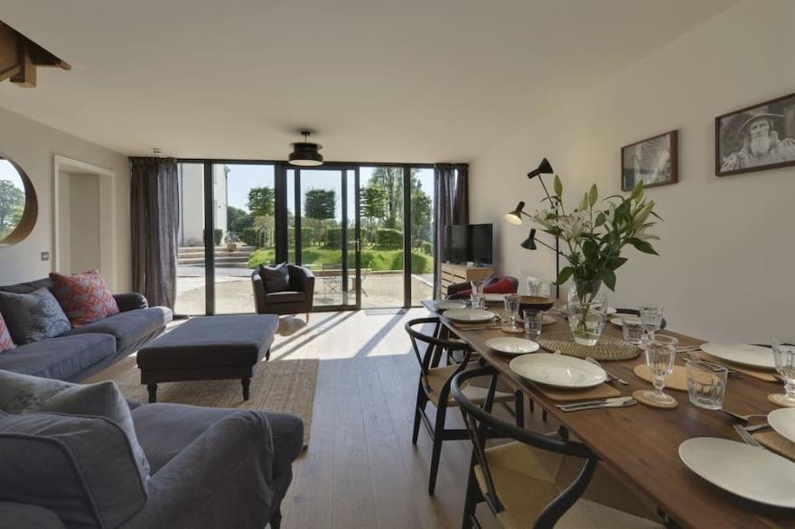 BARLEY HOUSE, pet friendly, luxury holiday cottage in Talaton