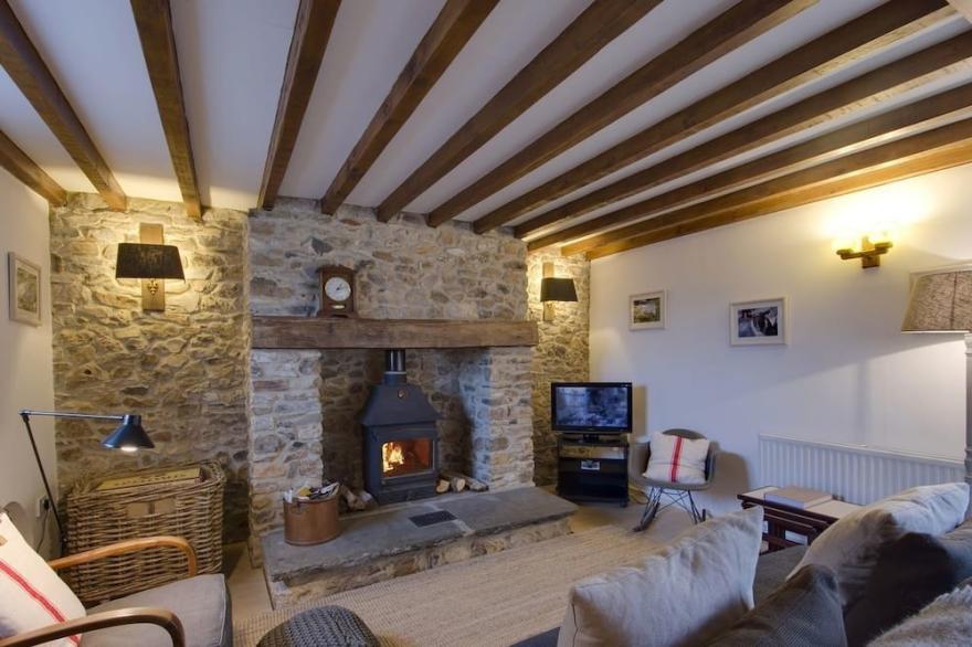 WHITCOMBE COTTAGE, pet friendly, character holiday cottage in Honiton
