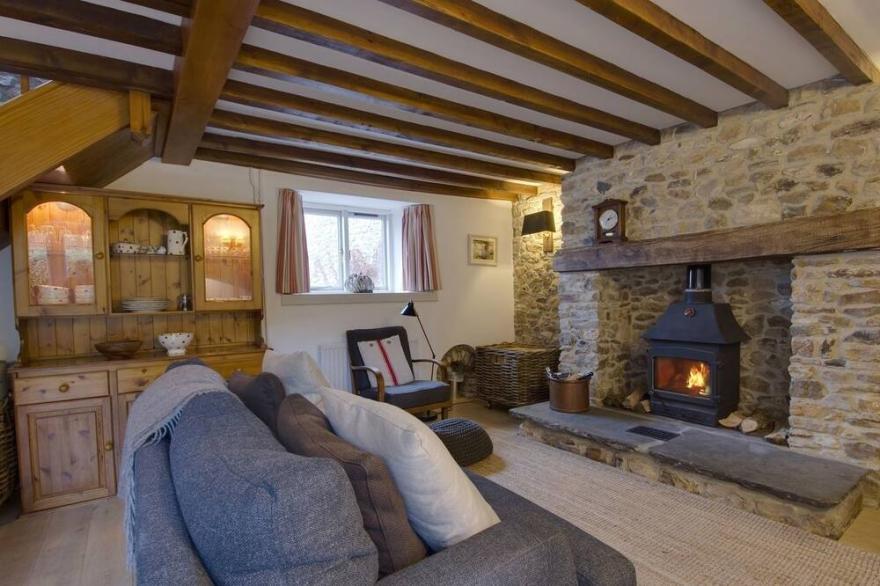 WHITCOMBE COTTAGE, pet friendly, character holiday cottage in Honiton