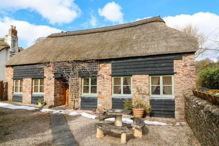 MEADOW THATCH, pet friendly, with a garden in Cockington