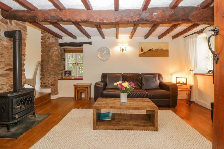MEADOW THATCH, pet friendly, with a garden in Cockington
