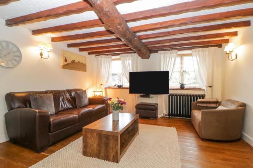 MEADOW THATCH, pet friendly, with a garden in Cockington