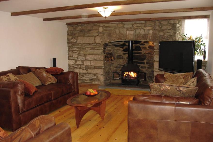 HAYE BARTON FARM, pet friendly, character holiday cottage in St Ive