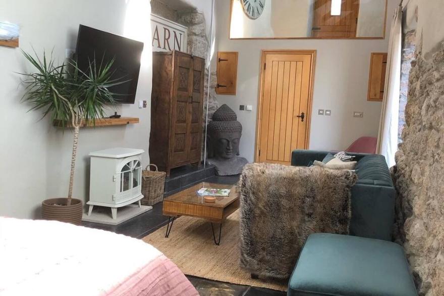 Old Windmill Cottage & Barn with heated outdoor pool and hot tub. Near Fowey