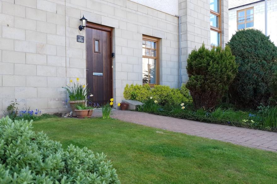 Roseford, modern 2 bed family apartment, with designated parking