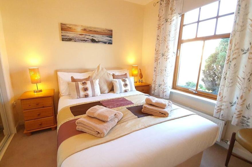 Roseford, modern 2 bed family apartment, with designated parking