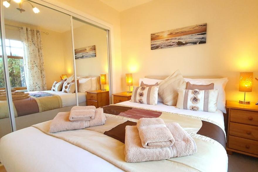 Roseford, modern 2 bed family apartment, with designated parking