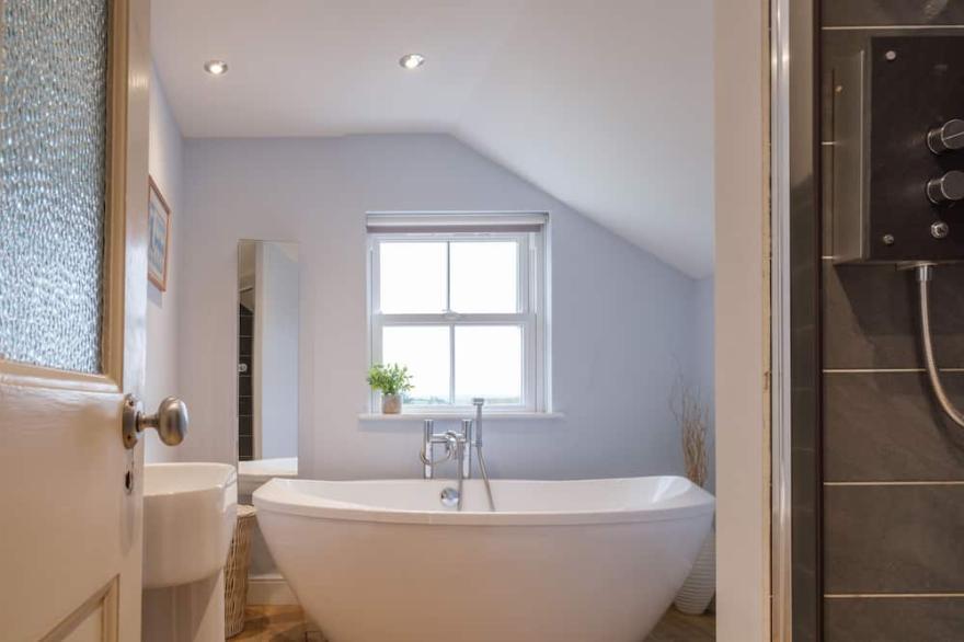 Attractive spacious 5 bedroom house in the heart of Rock