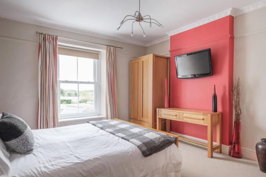 Attractive spacious 5 bedroom house in the heart of Rock